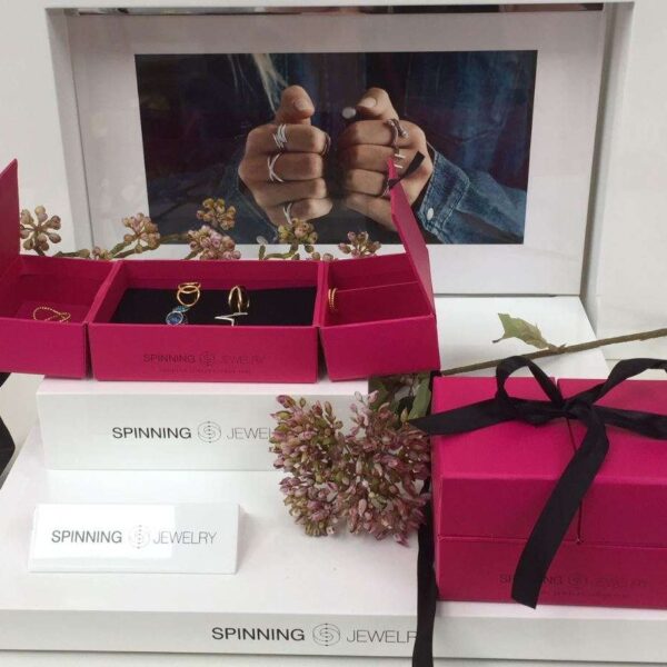 Pink Box rejsesmykkeskrin – elegant smykkeskrin i rosa farve med velourforing fra Spinning Jewelry.