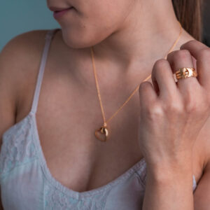 Heart in Heart Collier – dobbelt hjertevedhæng i rhodineret eller forgyldt sølv fra Spinning Jewelry