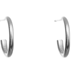 Blank 925 sølv ørestik. Lille elegant hoop, der passer til alt.