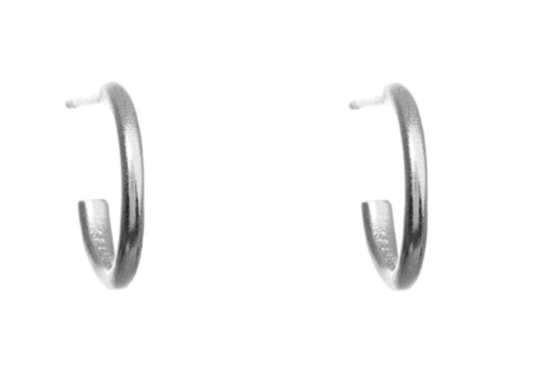 Blank 925 sølv ørestik. Lille elegant hoop, der passer til alt.