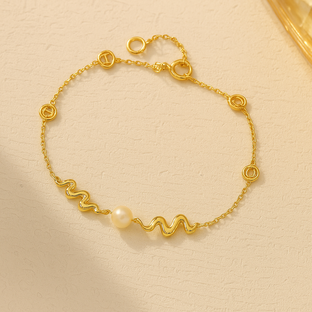 Emma armbånd FG – forgyldt armbånd med ferskvandsperle og bølgeform fra Spinning Jewelry
