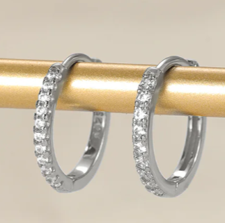 Bella Creoler RH 15mm 1 Bella Creoler RH 15mm – rhodinerede sølvcreoler med klare zirkonia